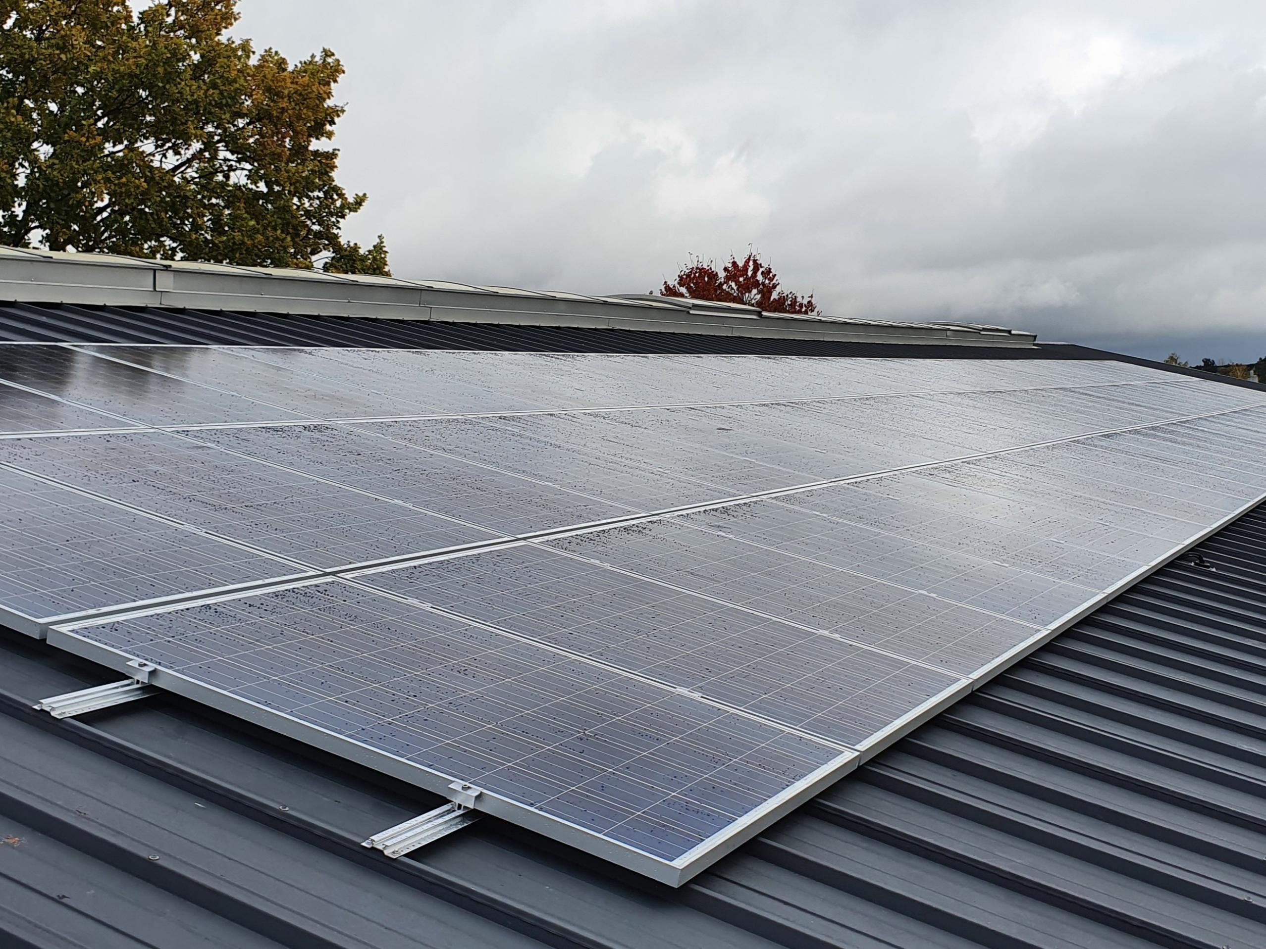 Filterhusets strøm kommer fra solceller på taget